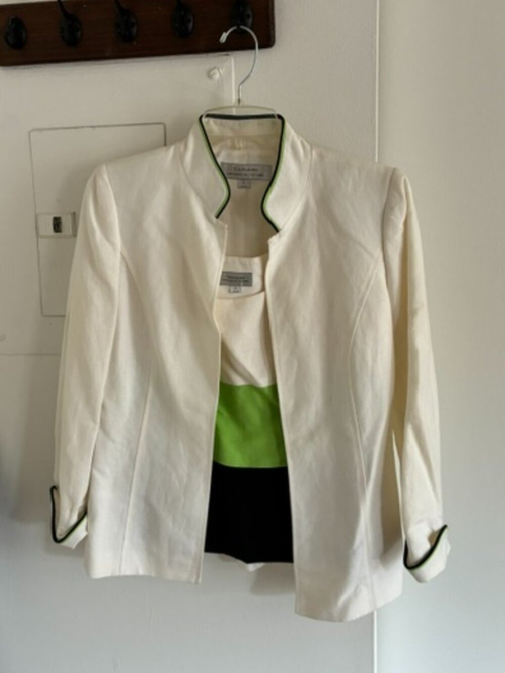 Smart casual Tahari two-piece jacket/shirt set - size 2